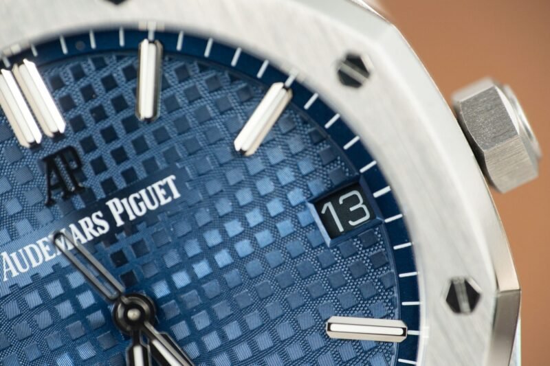 Audemars-Piguet-Royal-Oak-15500ST-Blue-Dial-6-800×533-1.jpg