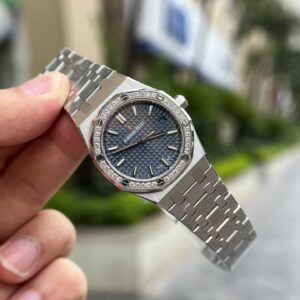 Audemars-Piguet-Royal-Oak-77351ST-Blue-Dial-Diamond-Bezel-3-300×300-1.jpg