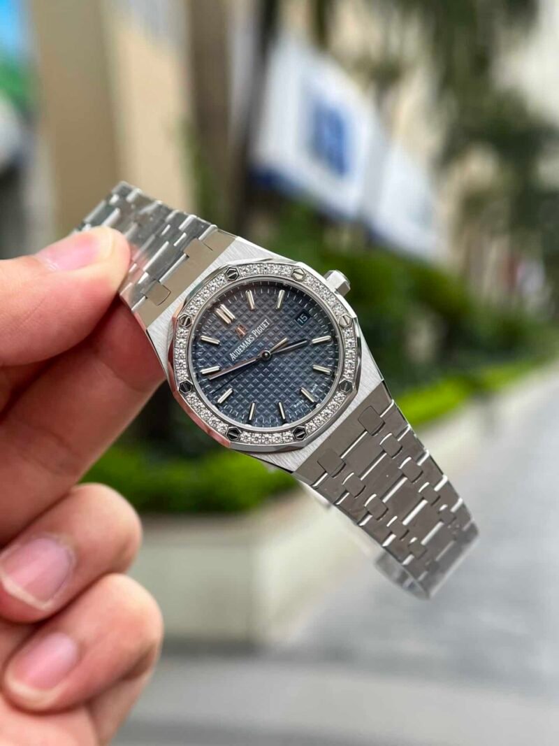 Audemars-Piguet-Royal-Oak-77351ST-Blue-Dial-Diamond-Bezel-3-800×1067-1.jpg