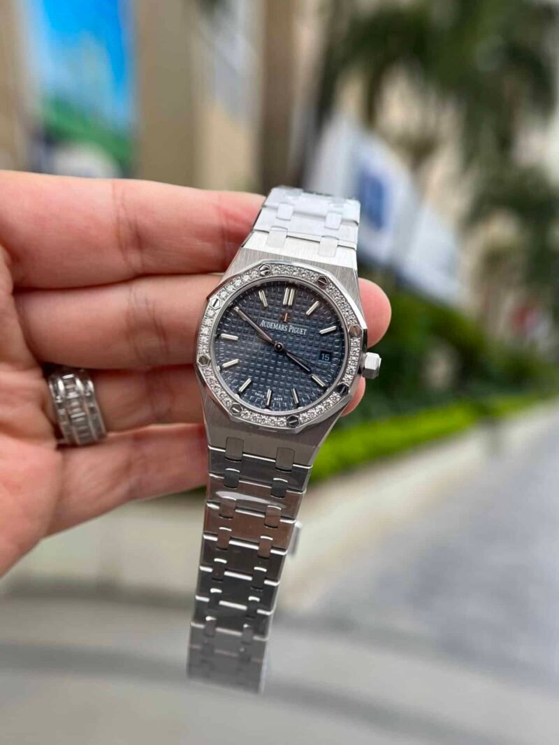 Audemars-Piguet-Royal-Oak-77351ST-Blue-Dial-Diamond-Bezel-4-800×1067-1.jpg