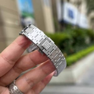 Audemars-Piguet-Royal-Oak-77351ST-Blue-Dial-Diamond-Bezel-7-300×300-1.jpg