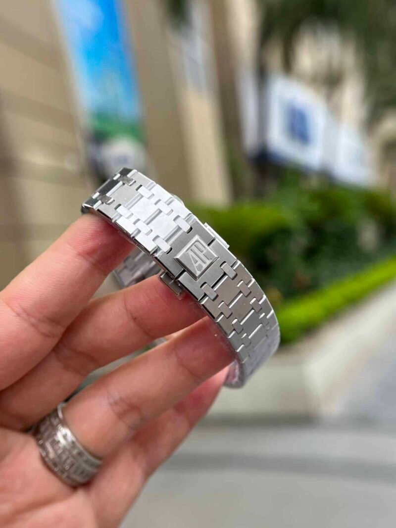 Audemars-Piguet-Royal-Oak-77351ST-Blue-Dial-Diamond-Bezel-7-800×1067-1.jpg