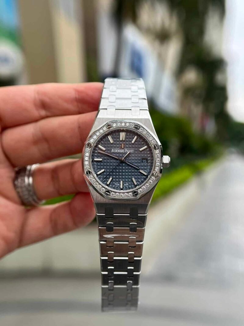 Audemars-Piguet-Royal-Oak-77351ST-Blue-Dial-Diamond-Bezel-800x1067-1.jpg