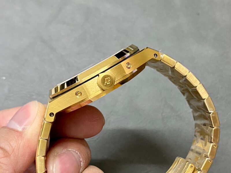 Audemars-Piguet-Royal-Oak-Perpetual-Calendar-26574BA-Yellow-Gold-Blue-Dial-6-800×600-1.jpg