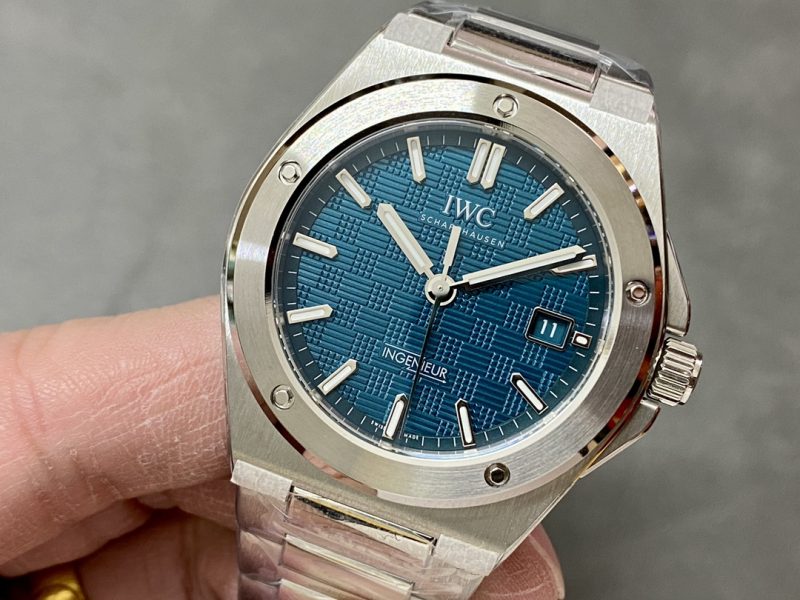 IWC-Ingenieur-Automatic-IW328903-Green-Dial-3-800×600-1.jpg