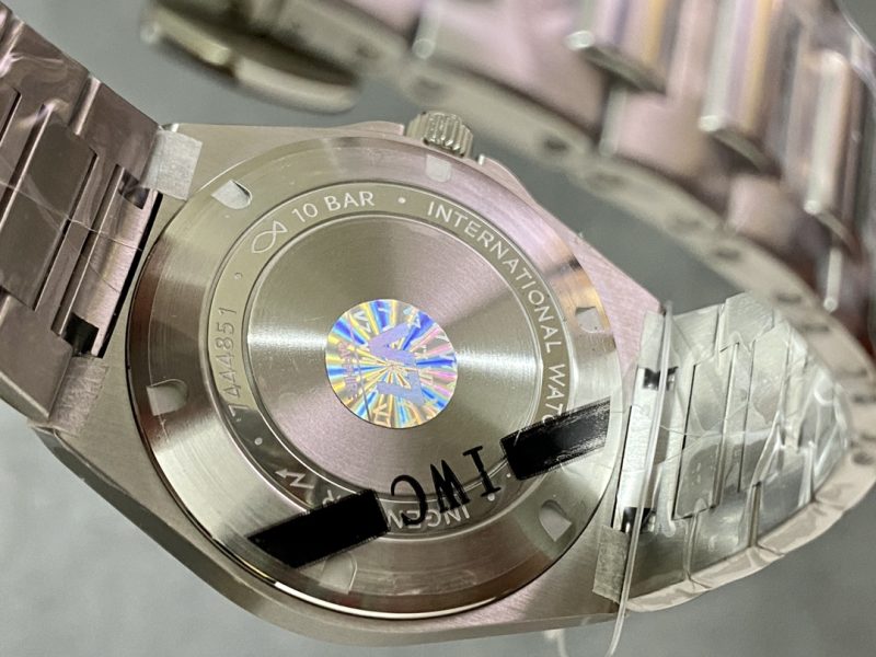 IWC-Ingenieur-Automatic-IW328903-Green-Dial-7-800×600-1.jpg